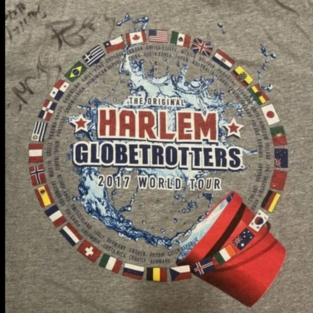 2017 Harlem Globetrotters Authentic T-shirt From  The World Tour With signatures